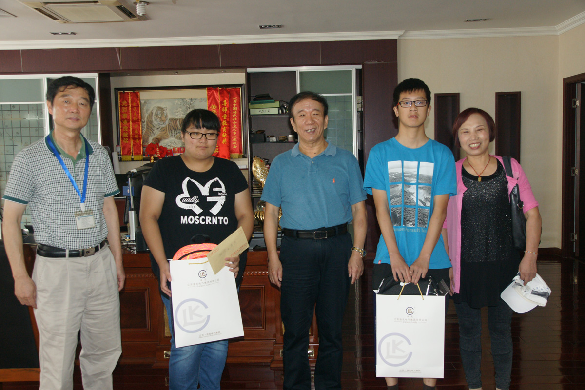 2015年董事長(zhǎng)（左三）資助兩位高中生學(xué)習(xí)