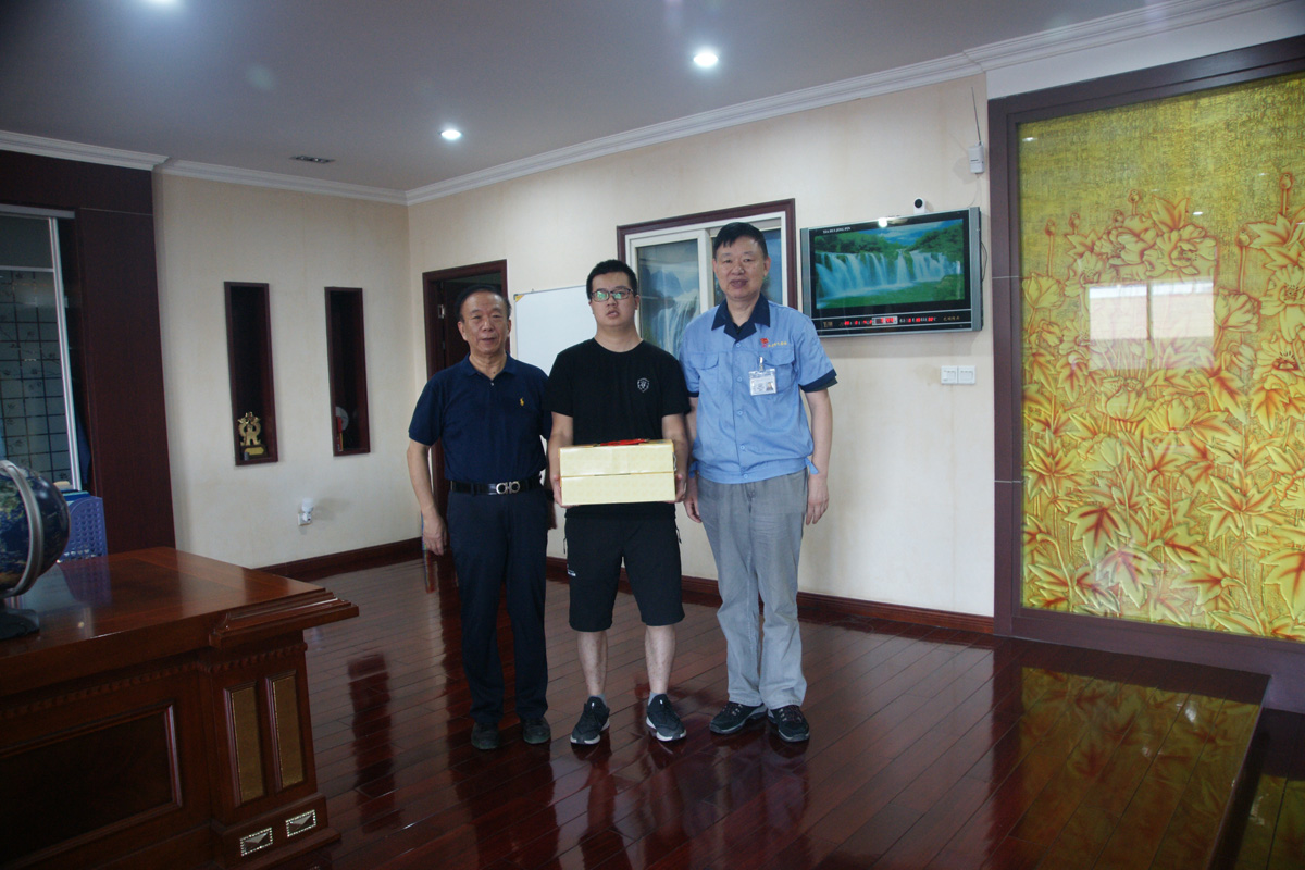 2020年董事長(zhǎng)資助貧困生上大學(xué)